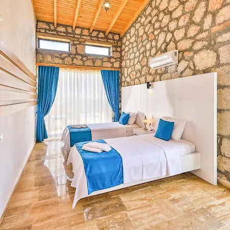 Summer Breeze, 4 Bedroom Sea View Luxury With Indoor And Ourdoor Pool