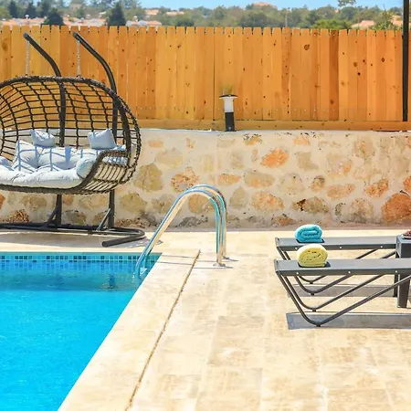 Summer Breeze, 4 Bedroom Sea View Luxury With Indoor And Ourdoor Pool וילה *