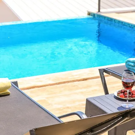 Summer Breeze, 4 Bedroom Sea View Luxury With Indoor And Ourdoor Pool וילה *