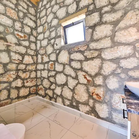 Summer Breeze, 4 Bedroom Sea View Luxury With Indoor And Ourdoor Pool וילה *